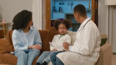 Endişeli anne-kız çocuğu dil hastalığı gösteriyor. Grip virüsü doktoru. Steteskop tutan çocuk doktoru.