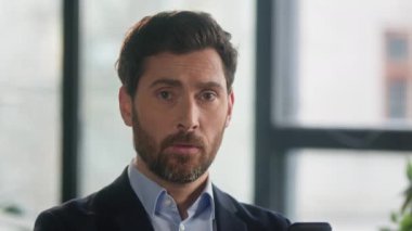 Yakın plan erkek iş portresi hayal kırıklığına uğradı. Endişeli Kafkasyalı iş adamı işadamı patron işveren ofis müdürü cep telefonundan e-posta aldı. Kötü haber sorunları, kriz krizi hatası okudu.