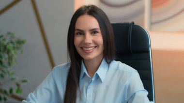 Mutlu, mutlu, gülümseyen kadın, beyaz iş kadını ofis şirketinde kadın CEO, girişimci, emlakçı, iş dünyasında çalışan emlakçı, kamera karşısında gülümseyen.