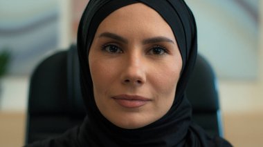 Yüzünüzü kapatın. Ciddi Arap etnik kadın Müslüman kız tesettüre girmiş. Geleneksel ortadoğu kıyafetleri giyiyorum.