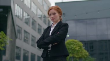 Kendine güvenen beyaz saçlı iş kadını 20 'li yaşlarda kız öğrenci yönetici kadın CEO' su kameralar karşısında el ele tutuşuyor şehir merkezindeki ofis işlerinde başarı elde ediyor.