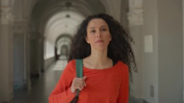 Üniversitenin akademi koridorunda yürüyen İspanyol kız öğrenci kız öğrenci lisede kabadayılık taslayan bir grup saldırgan öğrencinin omzuna çarptı.
