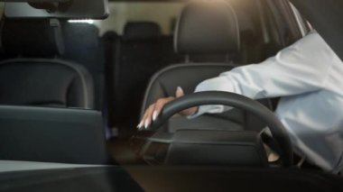 Yorgun, Kafkasyalı kız, kadın, iş kadını, kadın, iş kadını, aşırı çalışma yorgunluğu, aşırı ısınma, araba kondisyon sisteminde oturmak, dinlenmek, dinlenmek, dinlenmek, ara vermek, nefes almak, iş günü.