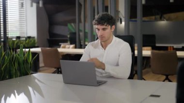 Yoğunlaşmış Kafkasyalı iş adamı işçi ofis müdürü işveren girişimci iş adamı iş adamı çevrimiçi çalışan dizüstü bilgisayarlı internet görev çözümünü bilgisayarlı şirket çalışmalarını yazarken düşün
