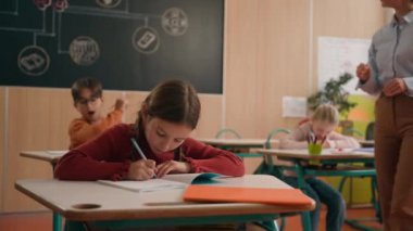 Çocuklar ders çocuklar kadın öğretmen yürüyüşü öğreniyor çocuk çocuk çocuk yetiştirmeyi öğretiyor el ele tutuşun görev kontrolü dersi alın konuşma ilköğretim yazmayı öğrenin