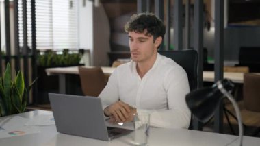 Kafkas iş adamı konuşuyor sanal ekip toplantı video konferans görüşmesi ofis konuşma uzak mesafe sohbet sohbet erkek iş adamı danışman müşteri konuşma bilgisayar