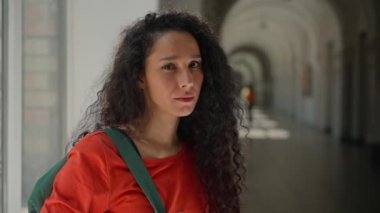 Portre üzgün İspanyol öğrenci kız öğrenci üniversite akademisi koridorundaki Latin bayan öğrenci. Kamera karşısında üzgün üzgün üzgün üzgün üzgün ağlıyordu. Kötü sınav sorunları üzerinde çalışıyordu.