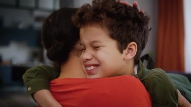 Afro-Amerikan aile evde çocuk bakımı anne güzel kadın kucak kucak kucak kucak çocuk okul çocuğu sırt çantası güle güle okul eğitimine geri dön