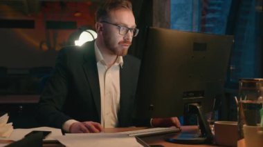 Odaklan Kafkasyalı işadamı internet iş yöneticisi lideri araştırma raporu hazırla şirket yönetimi çalışanı bilgisayar daktilografisi işadamı gece geç saatlerde ofiste.