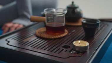 Çay fincanını kapat, çay fincanını sıcak tut, parfüm meditasyonu, rahatla, geleneği gevşet, sıvı, içecek, eğlence, aroma, sağlıklı bitkisel, sağlıklı, antioksidan, leziz tatminler.