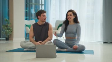 Erkek arkadaş erkek arkadaş erkek arkadaş dizüstü bilgisayarda oturuyor çevrimiçi konferans eğitim fitness eğitmeni profesyonel bilgisayar teknolojisi internetten gülümseyen iletişim sporu hakkında konuşuyor.