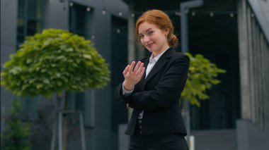 Mutlu, güler yüzlü, beyaz, kızıl, iş kadını, kız, çapraz kollar, resmi takım elbise.