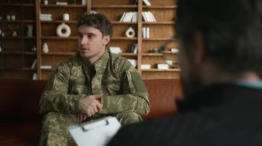Genç, endişeli, Kafkasyalı, asker, ordu kıdemli subayı. Yetişkin erkek psikologla konuşuyor. Akıl sağlığı sorunlarını analiz ediyor.