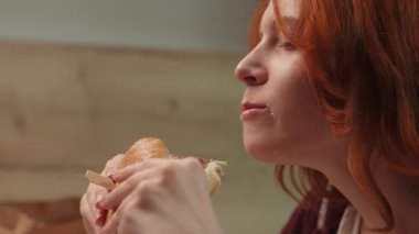 Aç, beyaz, memnun kadın müşteri tüketicisi, kapalı gözlü, hamburgerci, leziz hamburgerler yiyen, kapalı kapılar ardında leziz çizburgerler yiyen. Aşırı sağlıklı beslenme sağlıksız beslenme