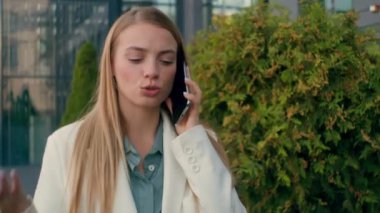 Mutlu, mutlu, duygusal, beyaz kadın, iş kadını, konuşan, cep telefonu konuşan, akıllı telefon açan, gülümseyen girişimci, şehir merkezinde iş görüşmesi yapan şehirli iş kadını.