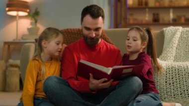 Mutlu Kafkasyalı aile babası çocuklar küçük liseli kızlar birlikte kitap okuyorlar bekar ebeveyn bakıcı baba evlatlık çocuk bakıcısı kardeşler gülümsüyor akşam evde fotoğraf albümü izliyorlar hafta sonu evde