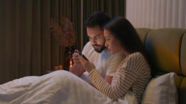 Erkek arkadaş birlikte, beyaz erkek, kadın, cep telefonu, akıllı telefon, teknoloji, alet, yapıştırıcı, film dizisi izleyen çift, eş, video ağı, yatak odası.