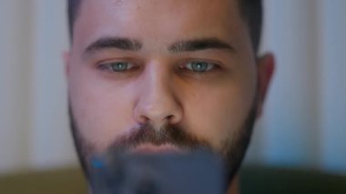 Kapat yüzünü Kafkasyalı adam video oyunu bağımlısı cep telefonu akıllı telefon dijital cihaz erkek teknolojisi ağ siber uzay kablosuz sosyal ağ yatak odası gece kullanıcısı bağlantısı izliyor