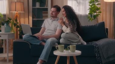 Çok ırklı bir çift evli, beyaz bir erkek, erkek ve güzel bir İspanyol kadın, video konferansı, bilgisayar konferansı, sanal sohbet, hoşça kal.