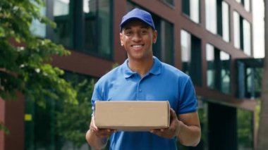 Portre mutlu bir şekilde gülümsüyor. Afro-Amerikan kuryeye bakıyor. Erkek teslimatçı teslimatçı.