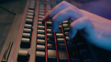 Kapalı görüşlü, erkek oyuncu, çizgi film yapımcısı, blogcu, hacker, iş adamı, bilgisayar klavyecisi, klavye eğitimi, e-spor video oyunu siber bağımlısı.