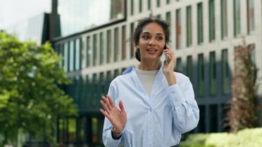 Afro-Amerikalı iş kadını, etnik kız, iş kadını, cep telefonu sohbeti yapan kız, akıllı telefondan bahset, kol saati şokuna bak.