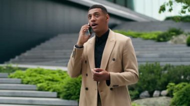 Afrikalı Amerikalı erkek girişimci, işveren müdürü, işveren, iş adamı, emlakçı, emlakçı, şehir iş adamı, konuşan cep telefonlu akıllı telefon konuşmaları, telefon görüşmeleri, telefon görüşmeleri.