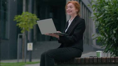 Mutlu Kafkasyalı kadın iş kadını müvekkil kadın kızıl öğrenci serbest öğrenci resmi takım elbise online iş görüşmeleri video konuşma laptopu şehir dışındaki konuşma dizüstü bilgisayarı