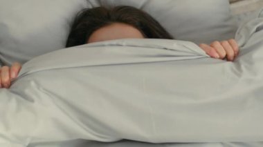 Gülümseyen mutlu kadın, gülümseyen neşeli flört eden kız, yorgan gibi görünen, dişlek, dişlek, yatak odası zevkli kiracı, neşe yatağı, dişçilik, keyif veren ev sahibi.