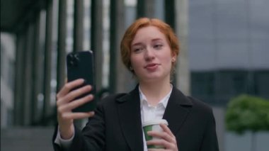 Mutlu gülüşler beyaz kadın kadın iş kadını blogcu kahve içiyor cep telefonu konuşmaları video iş konuşmaları internet kameraları açık hava sokak bağlantıları