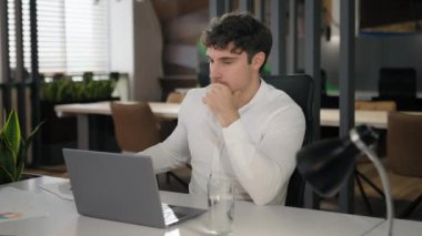 Yoğunlaşmış, ciddi, düşünceli, ciddi iş adamı evrak işleri evrak işleri ofis işçisi, işveren ve internet bilgisayarında çalışan iş adamı istatistikleri.