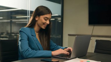 Arap iş kadını Hintli iş kadını Kafkasyalı bayan yönetici işvereni dizüstü bilgisayara bakan girişimciyi heyecanlandırdı. Şaşırttı.
