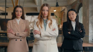 Kadınlığın kendine güveni tam profesyonel iş ekibi kadınları iş arkadaşları kadın çok ırklı kız iş kadınları iş kadınları çeşitliliği Kafkas Asyalı Asyalı Koreli yönetici ofis elleriyle çapraz