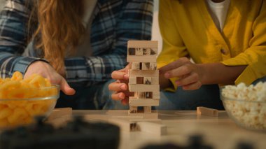 Tanınmayan, çok ırklı bir çift. Beyaz bir erkek. Erkek, Afrikalı, Amerikalı, kadın, erkek, kadın, erkek.