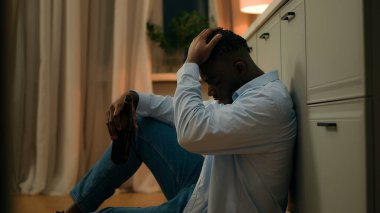 Stresli alkol müptelası sarhoş Afrikalı Amerikalı erkek stres bağımlısı depresyon bağımlısı kederli etnik adam içki içen negatif erkek ev yapımı boşanmada acı çeken bira içiyor.