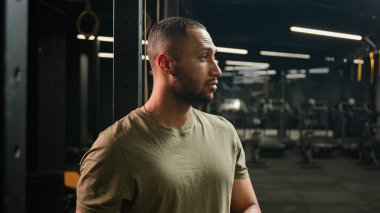 Güçlü kaslı, güler yüzlü spor eğitmeni Afrikalı Amerikalı erkek sporcu vücut geliştirme sporcusu boksör boksör spor kulübü spor salonu eğitmeni gülümsemesi sağlıklı spor egzersizi.