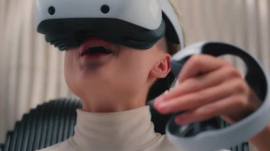 Geleceğin 3D meta dünyası kadın oyun bağımlısı kız VR gözlükleri sanal gerçeklik gözlükleri geleceğin teknolojisini hayret verici video oyunu siber simülatör metaevreleri