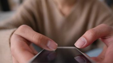 Kadın ellerini kapat, cep telefonu slaytını tut, dokunmatik ekranda parmak ile sohbet et, akıllı telefon kadın kullanıcı etkileyicisi dokunmatik ekran internet sosyal medya uygulaması internet üzerinden alışveriş yap.