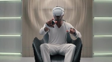 Oyuncu Afrikalı erkek erkek programcı VR kasklı sanal gerçeklik gözlükleri yüksek teknoloji fütürizm siber oyun çevrimiçi internet arayüzü denetleyiciler tasarım metaverse