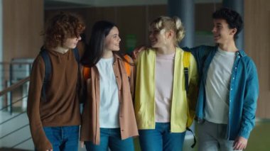 Mutlu gülümseyen Kafkasyalı dört arkadaş... Öğrenciler... Öğrenciler... gençler... kızlar... kadınlar... kucaklaşan erkekler...