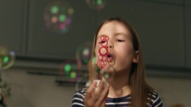 Küçük kız sabun köpüğü üflüyor sihirli çocuk çocukluk kızı anaokulu mutluluğu eğlence oyunu oynuyor masumiyet rüyası gibi hayal gücü.