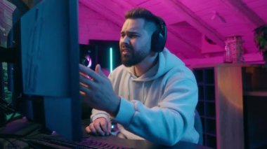 Öfkeli, tatminsiz, yerlerinden edilmiş, beyaz erkek, erkek oyuncu, flamalı vlogger, kulaklık, stres, e-spor, mikrofon, video oyunu siber spor bağımlısı.