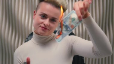 Kafkasyalı kadın iş kadını zengin zengin kız çılgın tuhaf iş kadını gülüyor eğlenmek için para yakıyor kahkahalar atıyor şaka şaka siber punk fütürizm konseptini elinde tutuyor