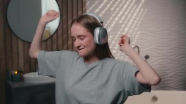 Mutlu kaygısız kadın, beyaz kız güzellik kraliçesi, gündelik banyoda müzik kulaklıkları, müzik, müzik, rahatlama, müzik, müzik, müzik, radyo, kulaklık, ritim, ev banyosunda iyi eğlenceler.