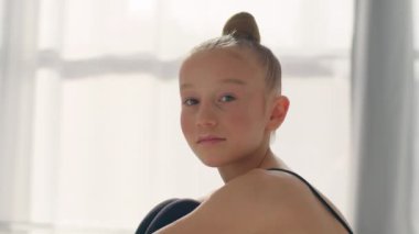 Kafkas çocuk küçük kız oldukça sağlıklı gülümseyen çocuk yetim çocuk spor dansçısı balerin öğrenci öğrenci gülümsemesi mutlu çocuk velayeti evlat edinme kamerası görüntüsü