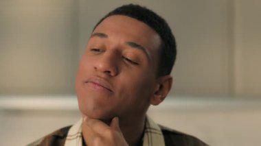 Kapalı yüz portresi, dalgın Afro-Amerikan etnik erkek sağlıklı erkek ev sahibi erkek, ev sahibi baba kafa karıştırıcı düşünceli, düşünceli, ipotekli ev kredisi iflası hakkında kafa yoruyor.