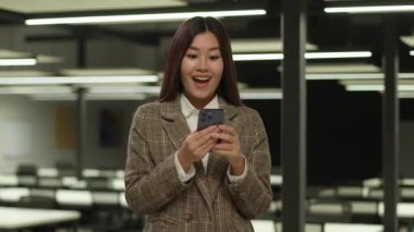 Mutlu Asyalı kadın işleri zafer kazandı. Japon öğrenci kız cep telefonu mucizesi kazandı. Harika haberler.