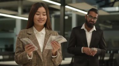 Eşit maaş eşitsizliği maaş ırk ayrımcılığı Asyalı zengin iş kadını büyük para sayan iş kadını kadın finans bürosu üzgün Hintli işadamı erkek çok az banknot tutuyor