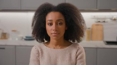 Afro-Amerikan etnik kadın portresi ev sahibi ev sahibi ev sahibi ev hanımı ev hanımı ev hanımı ev sahibi ev kiracısı ev sahibi ev sahibi kamera sağlık sigortası kredisine üzülerek bakan mutsuz kiracı