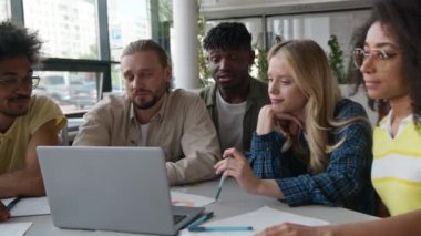 Beş çok ırklı öğrenciden oluşan bir grup arkadaş sınıf arkadaşları Kafkasyalı kadın kızlar Afrika kökenli Amerikalı erkekler erkekler birlikte dizüstü bilgisayar arızası üzerine çalışıyorlar.